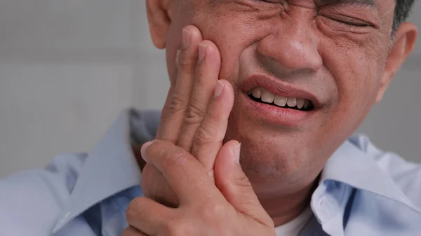 Ásia Sênior Homem Sofrendo Dor Dente — Fotografia de Stock