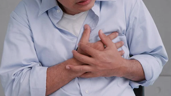 Homem Asiático Tem Dor Peito Causada Por Doença Cardíaca — Fotografia de Stock