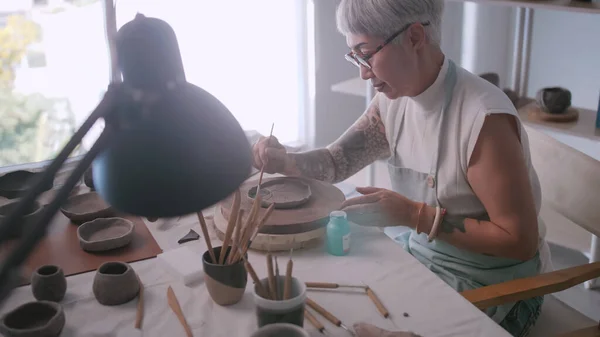 Asian Elderly Woman Enjoying Pottery Work Home Female Ceramicist Making — Stock Photo, Image