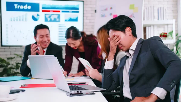 Homem Negócios Está Cansado Uma Longa Reunião — Fotografia de Stock