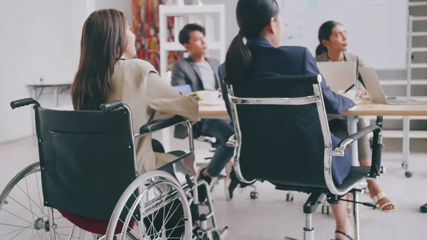 Pracownik Niepełnosprawnej Firmy Jest Stanie Pracować Szczęśliwie Kolegami Biurze Grupa — Zdjęcie stockowe