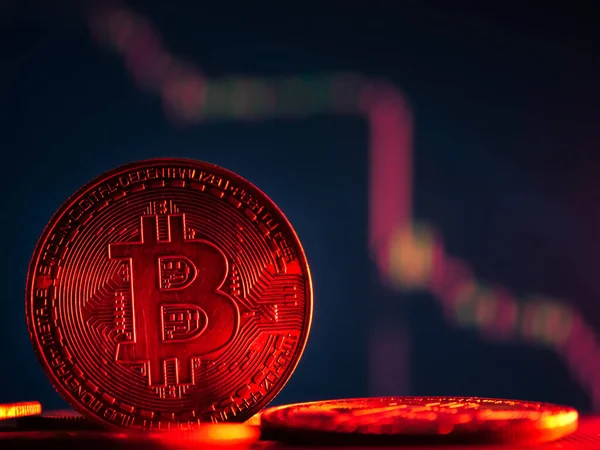 Münzen Mit Bitcoin Symbol Auf Rotem Licht Und Kryptoaktien Chart — Stockfoto