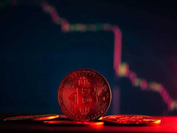 Münzen Mit Bitcoin Symbol Auf Rotem Licht Und Kryptoaktien Chart — Stockfoto