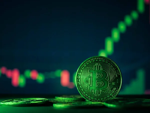 緑の光と暗号株式のビットコインのシンボルを持つコインの背景 ロイヤリティフリーのストック写真