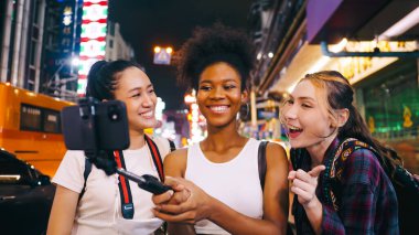 Çok ırklı kadın arkadaş grupları Yaowarat Yolu 'nda ya da Tayland' ın Bangkok kentinde Çin Mahallesi 'nde eğleniyorlar..