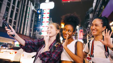 Çok ırklı kadın arkadaş grupları Yaowarat Yolu 'nda ya da Tayland' ın Bangkok kentinde Çin Mahallesi 'nde eğleniyorlar..