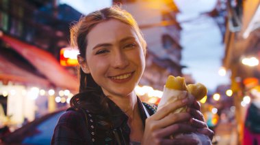Çekici bir kız Bangkok, Tayland 'da eğleniyor..