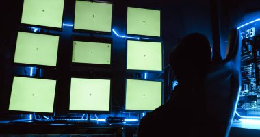 Erkek bir hacker kurbanlardan fidye istemek için veri hacklemek için bilgisayar kullanıyor..