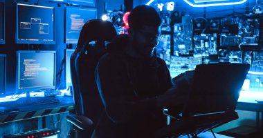 Erkek bir hacker kurbanlardan fidye istemek için veri hacklemek için bilgisayar kullanıyor..