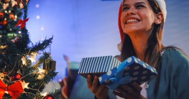 Güzel genç bayan arkadaşından bir Noel hediyesi aldığı için mutlu..