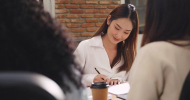 İş kadını yatırım grubu üyesi olarak sözleşme imzaladı.