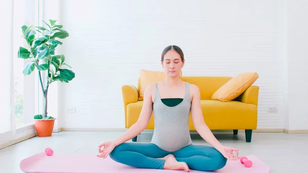 Vacker Ung Asiatisk Gravid Kvinna Sportkläder Gör Yoga Hemma — Stockfoto