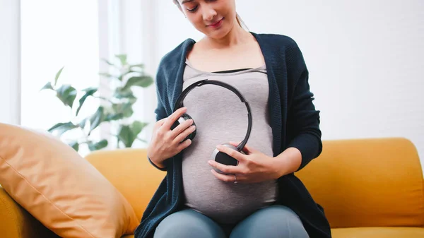 Feliz Asiático Embarazada Mujer Poner Auriculares Vientre — Foto de Stock