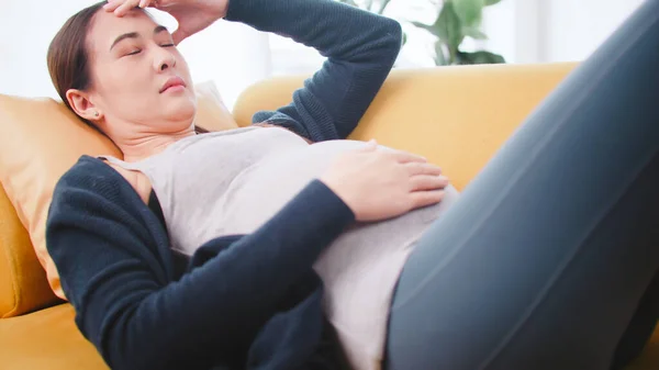 Asian Pregnant Woman Has Headache While Lying Sofa — Stock Photo, Image