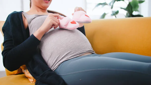 Mulher Grávida Asiática Bonita Está Preparando Roupas Para Seu Bebê — Fotografia de Stock