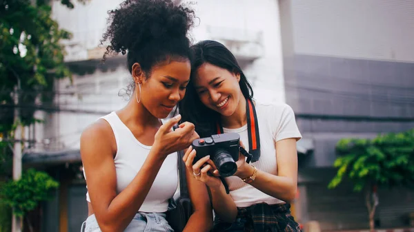 Две Девушки Наслаждаются Экскурсией Городу Молодые Туристы Веселятся Фотографируя Вместе — стоковое фото