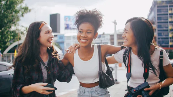 Eine Gruppe Multiethnischer Freundinnen Genießt Die Stadtrundfahrt — Stockfoto