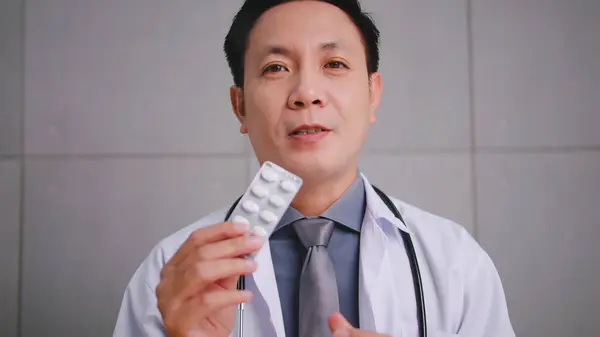 Asiático Hombre Doctor Hablando Con Paciente Vía Video Llamada Conferencia —  Fotos de Stock
