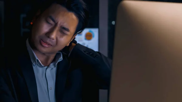 Zestresowany Młody Azjatycki Biznesmen Pracujący Godzinach Biurze — Zdjęcie stockowe
