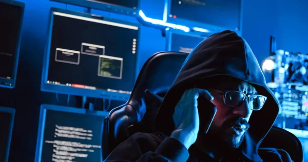 Мужчина Хакер Использует Компьютер Взломать Данные Потребовать Выкуп Жертв — стоковое фото