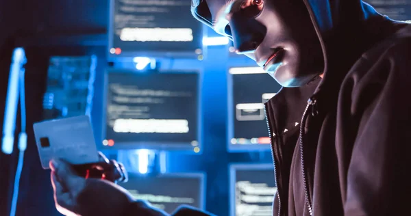 Hacker Che Indossa Una Maschera Coprirsi Viso Sta Usando Computer — Foto Stock