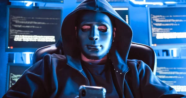 Ένας Χάκερ Που Φοράει Μάσκα Για Καλύψει Πρόσωπό Του Χρησιμοποιεί — Φωτογραφία Αρχείου