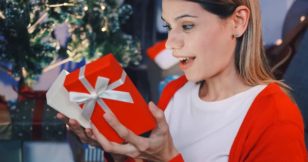 Красивая Молодая Женщина Счастлива Получить Рождественский Подарок Своей Подруги — стоковое фото