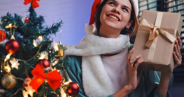 Красива Молода Жінка Радістю Отримає Різдвяний Подарунок Від Свого Друга — стокове фото