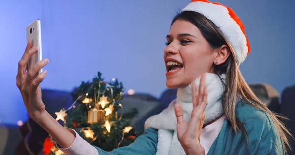 Piękna Młoda Kobieta Wideo Telefon Zaprasza Swoich Przyjaciół Przyjęcie Świąteczne — Zdjęcie stockowe