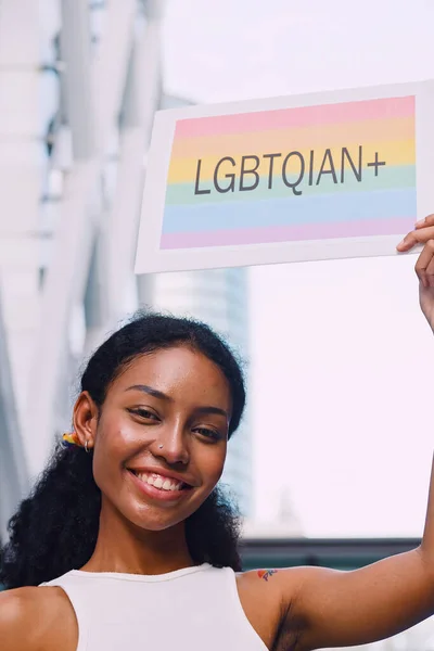 Молодая Черная Женщина Демонстрирует Свою Гомосексуальную Идентичность Параде Гордости — стоковое фото