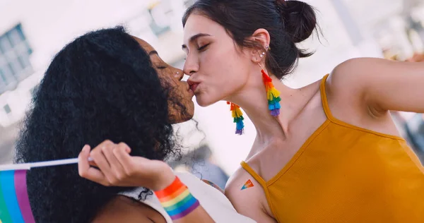 一对女同性恋夫妇在一次骄傲的游行中代表同性恋的象征 — 图库照片
