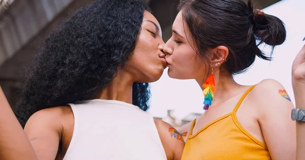 一对女同性恋夫妇在一次骄傲的游行中代表同性恋的象征 — 图库照片