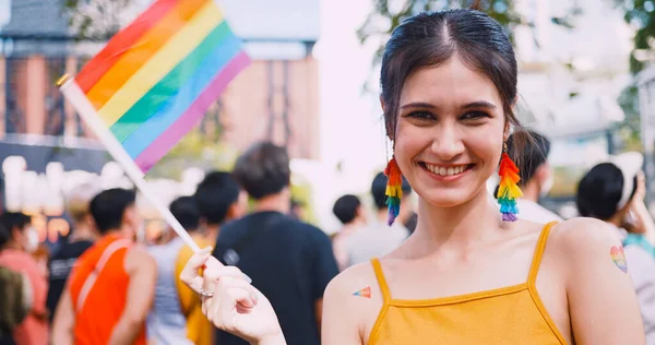 一名年轻女子带着彩虹纹身贴纸 在骄傲游行中展示同性恋的标志 — 图库照片