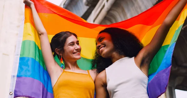 一对同性恋夫妇在一次骄傲的游行中挥舞着彩虹旗 象征同性恋 — 图库照片