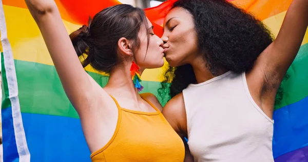 一对同性恋夫妇在一次骄傲的游行中挥舞着彩虹旗 象征同性恋 — 图库照片