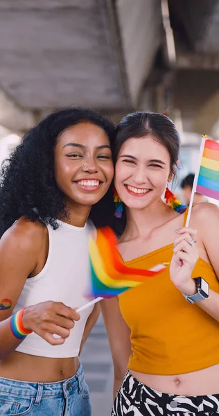 Una Pareja Lesbianas Ondea Una Bandera Del Arco Iris Símbolo — Foto de Stock
