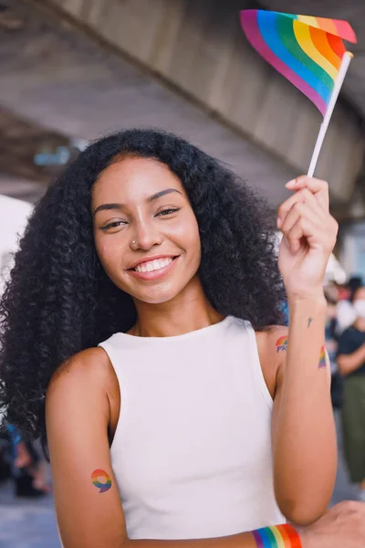 Молодая Черная Женщина Демонстрирует Свою Гомосексуальную Идентичность Параде Гордости — стоковое фото