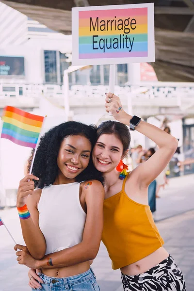 一对同性恋夫妇在一次骄傲的游行中炫耀她的同性恋身份 — 图库照片