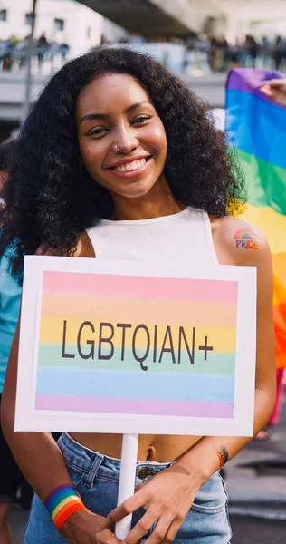 一个年轻的黑人妇女在一次骄傲的游行中炫耀她的同性恋身份 — 图库照片