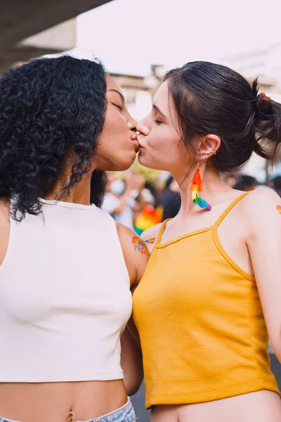 Una Pareja Lesbiana Exhibe Identidad Homosexual Desfile Orgullo — Foto de Stock