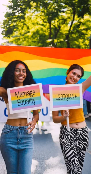 一对同性恋夫妇在一次骄傲的游行中炫耀她的同性恋身份 — 图库照片