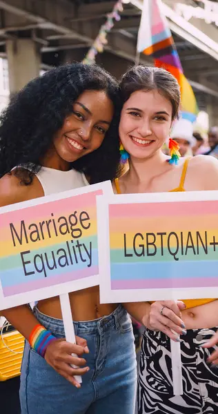 Una Pareja Lesbiana Exhibe Identidad Homosexual Desfile Orgullo — Foto de Stock