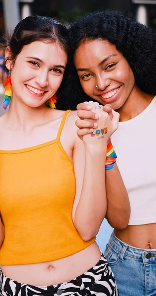 一对带着彩虹纹身贴纸的女同性恋夫妇在一次骄傲的游行中代表同性恋的象征 — 图库照片
