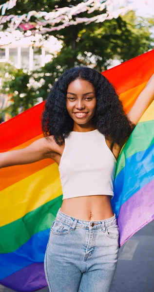 一个年轻的黑人妇女在一次骄傲的游行中炫耀她的同性恋身份 — 图库照片