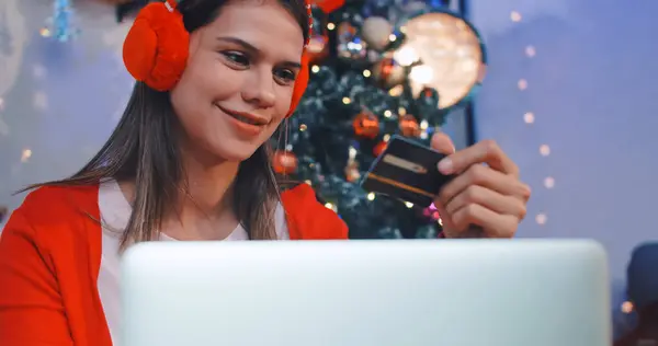 Молодая Женщина Делает Покупки Онлайн Помощью Кредитной Карты Купить Рождественский Стоковое Изображение
