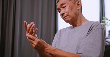 Asyalı bir adamın elinde karıncalanma ve uyuşukluk vardır. Bu da beriberi 'ye neden olur..