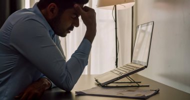 Bir işadamı, son teslim tarihine kadar tamamlanmamış bir ödev projesi yüzünden acı çekiyor ve stresli..