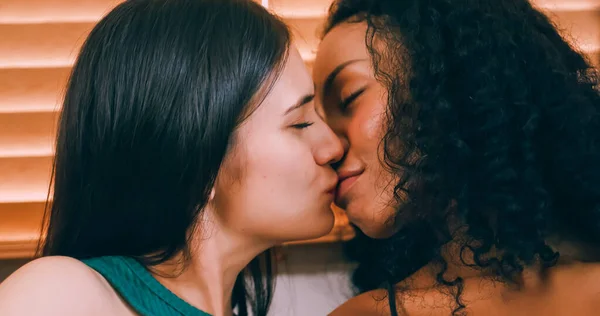 Junge Frau Und Ihre Freundin Verbringen Zeit Miteinander Hause Lesbisches — Stockfoto
