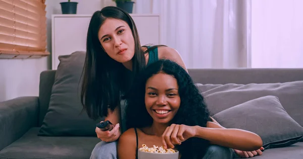 Mujer Joven Novia Pasando Tiempo Juntos Casa Lesbianas Pareja Amor — Foto de Stock