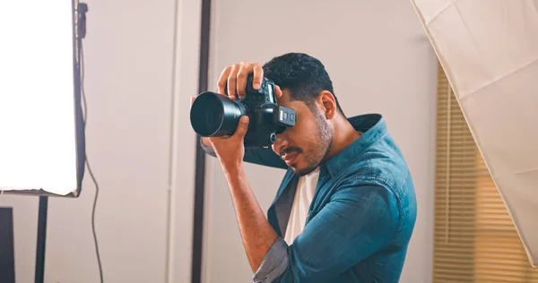 Profesionální Mužský Fotograf Pracující Studiu — Stock fotografie